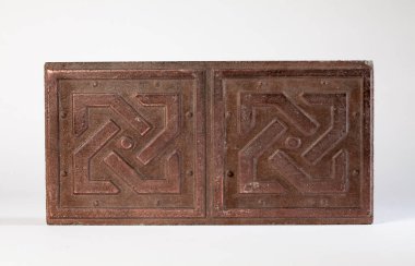 Tuğlalar. Döşeme taşları. Renkli taşlar. Döşeme taşlarının dokusu. Çimento ürünleri. Çimlerin üzerinde yürüyorum. Gömülü metalle döşeme. 