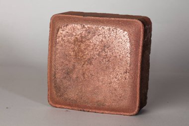 Tuğlalar. Döşeme taşları. Renkli taşlar. Döşeme taşlarının dokusu. Çimento ürünleri. Çimlerin üzerinde yürüyorum. Gömülü metalle döşeme. 