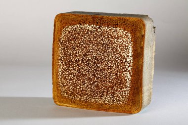 Tuğlalar. Döşeme taşları. Renkli taşlar. Döşeme taşlarının dokusu. Çimento ürünleri. Çimlerin üzerinde yürüyorum. Gömülü metalle döşeme. 