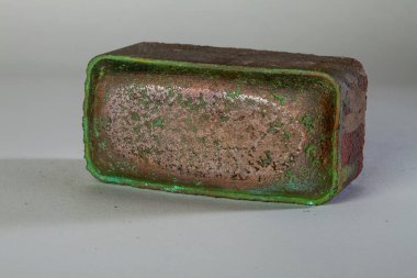 Tuğlalar. Döşeme taşları. Renkli taşlar. Döşeme taşlarının dokusu. Çimento ürünleri. Çimlerin üzerinde yürüyorum. Gömülü metalle döşeme. 