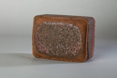 Tuğlalar. Döşeme taşları. Renkli taşlar. Döşeme taşlarının dokusu. Çimento ürünleri. Çimlerin üzerinde yürüyorum. Gömülü metalle döşeme. 
