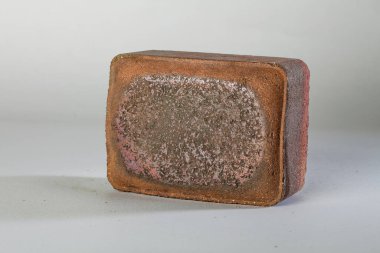 Tuğlalar. Döşeme taşları. Renkli taşlar. Döşeme taşlarının dokusu. Çimento ürünleri. Çimlerin üzerinde yürüyorum. Gömülü metalle döşeme. 