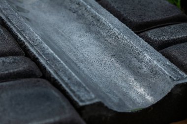 Tuğlalar. Döşeme taşları. Renkli taşlar. Döşeme taşlarının dokusu. Çimento ürünleri. Çimlerin üzerinde yürüyorum. Gömülü metalle döşeme. 