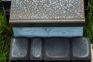 Tuğlalar. Döşeme taşları. Renkli taşlar. Döşeme taşlarının dokusu. Çimento ürünleri. Çimlerin üzerinde yürüyorum. Gömülü metalle döşeme. 