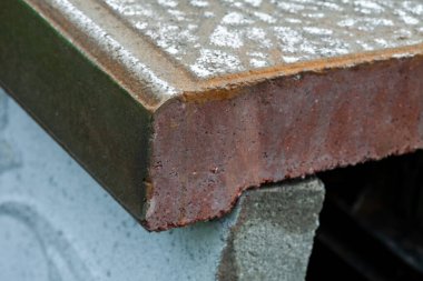 Tuğlalar. Döşeme taşları. Renkli taşlar. Döşeme taşlarının dokusu. Çimento ürünleri. Çimlerin üzerinde yürüyorum. Gömülü metalle döşeme. 