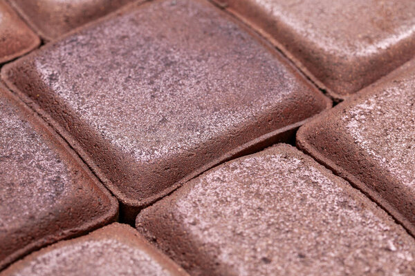 Кирпичи. Плитка. Цветные камни. Текстура плитки. Цементные изделия. Тропинка в траве. Плитка со встроенным металлом. 