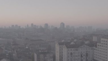 Kyiv, Ukrayna. Bir İHA 'dan ateş etmek. Havadan ateş ediyorlar. Şehrin merkezi ve Dinyeper Nehri 'nin manzarası. Sabahın erken saatlerinde. Güneşli şafak. Harika kalite 4K. Şehir manzarası. Sonbahar manzarası. 