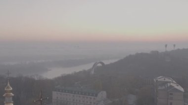 Kyiv, Ukrayna. Bir İHA 'dan ateş etmek. Havadan ateş ediyorlar. Şehrin merkezi ve Dinyeper Nehri 'nin manzarası. Sabahın erken saatlerinde. Güneşli şafak. Harika kalite 4K. Şehir manzarası. Sonbahar manzarası. 