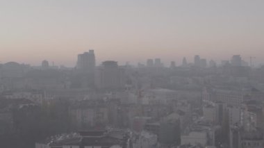 Kyiv, Ukrayna. Bir İHA 'dan ateş etmek. Havadan ateş ediyorlar. Şehrin merkezi ve Dinyeper Nehri 'nin manzarası. Sabahın erken saatlerinde. Güneşli şafak. Harika kalite 4K. Şehir manzarası. Sonbahar manzarası. 