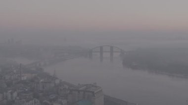 Kyiv, Ukrayna. Bir İHA 'dan ateş etmek. Havadan ateş ediyorlar. Podol ve Dinyeper Nehri manzarası. Sabahın erken saatlerinde. Harika kalite 4K. Şehir manzarası. Sonbahar manzarası. 