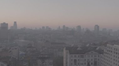 Kyiv, Ukrayna. Bir İHA 'dan ateş etmek. Havadan ateş ediyorlar. Şehrin merkezi ve Dinyeper Nehri 'nin manzarası. Sabahın erken saatlerinde. Güneşli şafak. Harika kalite 4K. Şehir manzarası. Sonbahar manzarası. 