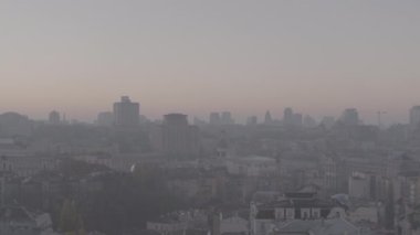Kyiv, Ukrayna. Bir İHA 'dan ateş etmek. Havadan ateş ediyorlar. Şehrin merkezi ve Dinyeper Nehri 'nin manzarası. Sabahın erken saatlerinde. Güneşli şafak. Harika kalite 4K. Şehir manzarası. Sonbahar manzarası. 