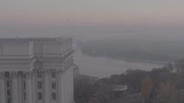 Kyiv, Ukrayna. Bir İHA 'dan ateş etmek. Havadan ateş ediyorlar. Şehrin merkezi ve Dinyeper Nehri 'nin manzarası. Sabahın erken saatlerinde. Güneşli şafak. Harika kalite 4K. Şehir manzarası. Sonbahar manzarası. 