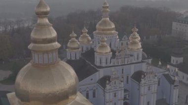 Kyiv, Ukrayna. Bir İHA 'dan ateş etmek. Havadan ateş ediyorlar. St. Michael Katedrali ve Dinyeper manzarası. Sabahın erken saatlerinde. Harika kalite 4K. Şehir manzarası. Sonbahar manzarası. 