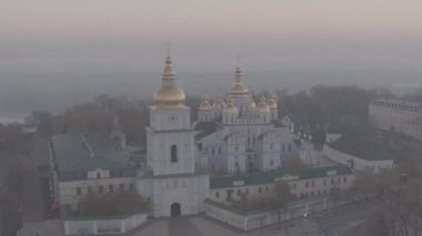 Kyiv, Ukrayna. Bir İHA 'dan ateş etmek. Havadan ateş ediyorlar. St. Michael Katedrali ve Dinyeper manzarası. Sabahın erken saatlerinde. Harika kalite 4K. Şehir manzarası. Sonbahar manzarası. 
