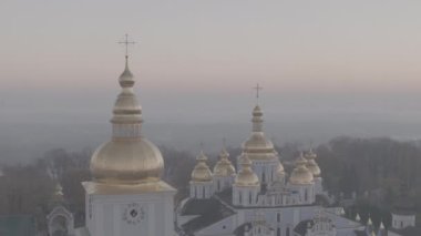 Kyiv, Ukrayna. Bir İHA 'dan ateş etmek. Havadan ateş ediyorlar. St. Michael Katedrali ve Dinyeper manzarası. Sabahın erken saatlerinde. Harika kalite 4K. Şehir manzarası. Sonbahar manzarası. 