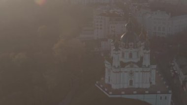 İnsansız hava aracı görüntüleri. Havadan ateş ediyorlar. Kyiv 'deki St. Andrew Kilisesi üzerinde uçuş. Güneşli, sisli bir sabah. Harika kalite 4K. 