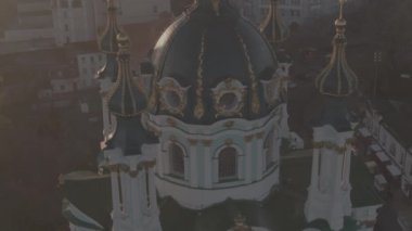 İnsansız hava aracı görüntüleri. Havadan ateş ediyorlar. Kyiv 'deki St. Andrew Kilisesi üzerinde uçuş. Güneşli, sisli bir sabah. Harika kalite 4K. 