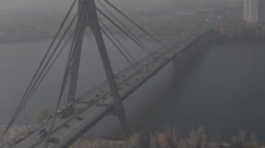 Ulaşım kavşakları. Yollar. Otomobil trafiği. Hava fotoğrafçılığı. İnsansız hava aracı görüntüleri. Güneşli bir gün. Köprüler ve trafik. Kalite 4K Kyiv. Ukrayna