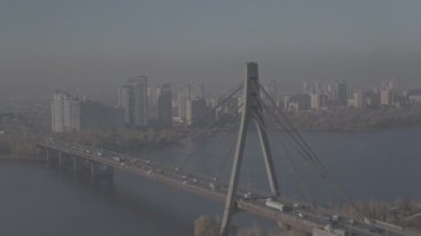 Ulaşım kavşakları. Yollar. Otomobil trafiği. Hava fotoğrafçılığı. İnsansız hava aracı görüntüleri. Güneşli bir gün. Köprüler ve trafik. Kalite 4K Kyiv. Ukrayna