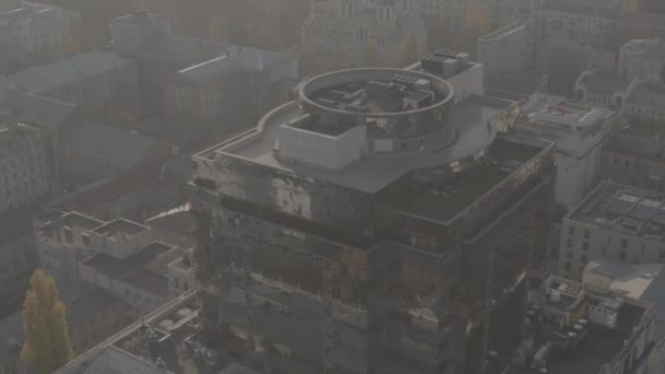 ウクライナ キエフ 4K解像度の航空写真 ビジネスセンター レオナルド 霧の日 霧の中の夕日 ウラジーミルスカヤ ストリート ボグダン — ストック動画
