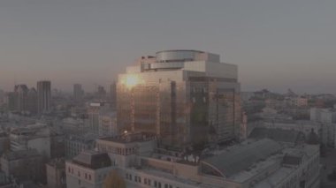 Ukrayna. Kyiv. Hava görüntüsü 4K çözünürlükte. Leonardo İş Merkezi, gün batımında. Sonbahar. Gün batımı. Hughmirskaya Caddesi. Bogdan Khmelnitsky Caddesi