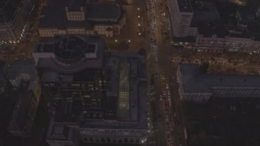 Ukrayna. Kyiv. Hava görüntüsü 4K çözünürlükte. Leonardo İş Merkezi, gün batımında. Sonbahar. Gün batımı. Hughmirskaya Caddesi. Bogdan Khmelnitsky Caddesi
