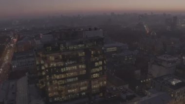 Ukrayna. Kyiv. Hava görüntüsü 4K çözünürlükte. Leonardo İş Merkezi, gün batımında. Sonbahar. Gün batımı. Hughmirskaya Caddesi. Bogdan Khmelnitsky Caddesi