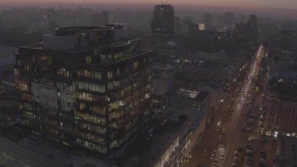 乌克兰 Kyiv 用4K分辨率拍摄的空中录像 日落时的莱昂纳多商务中心秋天 日落了弗拉季米尔斯卡娅街Bogdan Khmelnitsky街 — 图库视频影像
