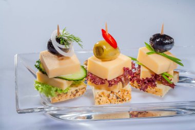 Peynir ve meyveli çeşitli peynir kompozisyonları. Farklı dokulara ve renklere sahip sert peynir. Çeşitli tipte sert peynirler. Meyveli küçük peynir parçaları.