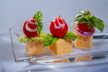 Peynir ve meyveli çeşitli peynir kompozisyonları. Farklı dokulara ve renklere sahip sert peynir. Çeşitli tipte sert peynirler. Meyveli küçük peynir parçaları.