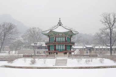 Gyeongbokgung Sarayı 'nın kar manzarası Hyangwonjeong