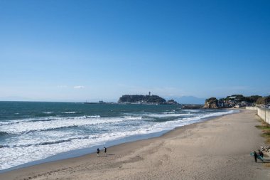 Shichirigahama Sahili 'nden Enoshima manzarası. Arka planda Fuji Dağı görünüyor