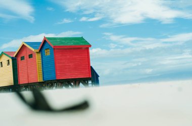 Güzel bir yaz gününde eski araba sokağa park edilmiş.