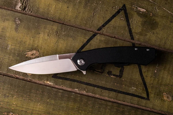 Ένα Κοφτερό Μαχαίρι Ένα Ψεύτικο Ακόνισμα Στη Λεπίδα Μαχαίρι Μαύρη — Φωτογραφία Αρχείου