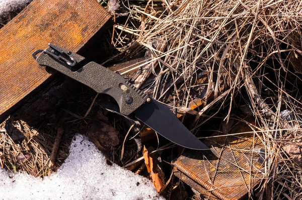 Складной Нож Многими Инструментами Многофункциональный Нож Военных Нож Лежит Сене — стоковое фото