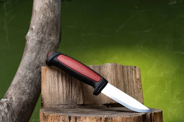 Нож Фиксированным Лезвием Нож Красной Пластиковой Ручкой Нож Пень Вид — стоковое фото
