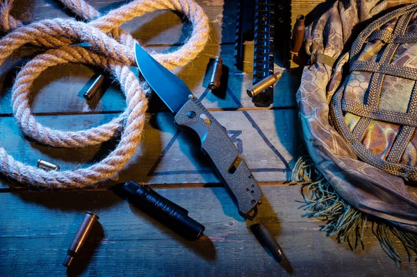 Composición Militar Con Cuchillo Una Cuerda Cuerda Mangas Una Caja — Foto de Stock