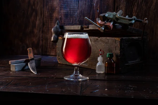 Szklankę Piwa Warsztacie Piwo Pracy Piwo Narzędzia Odpocznij Pracy Narzędzia — Zdjęcie stockowe