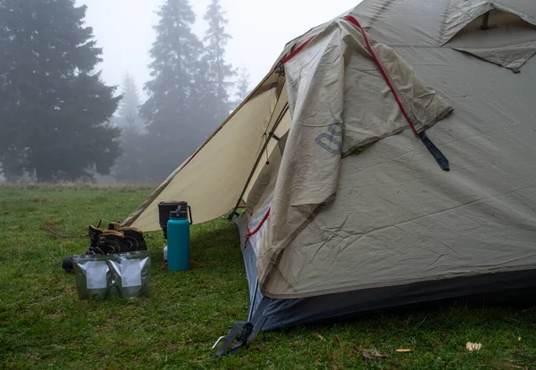 Ormanda Turist Çadırı Çadırın Yanında Turist Yemeği Gaz Ocağı Var — Stok fotoğraf