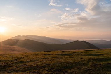 Dağlarda çok güzel bir sabah. Çok nazik bir sabah ışığı. Güzel bir sabah şafağı. Dağın tepesindeki evler.
