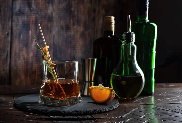Cognac Mit Einer Scheibe Zitrusfrüchte Und Gewürzen Trinken Sie Einem — Stockfoto