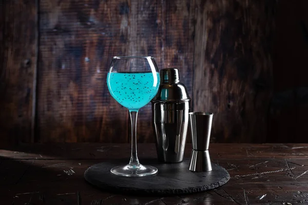 Cocktail Bleu Vif Dans Verre Jolie Présentation Ensemble Barman Boire — Photo