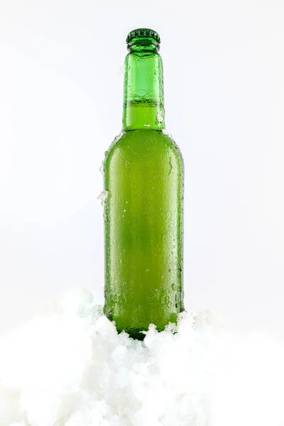 Glasflasche Auf Dem Schnee Kondenswasser Auf Der Flasche Kühlgetränk Einer — Stockfoto