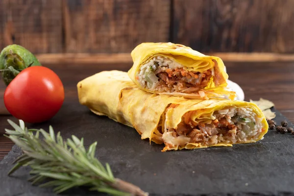 Shawarma Snijdt Van Dichtbij Tomaten Specerijen Naast Shawarma Twee Stukken Stockfoto