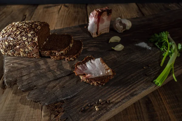 Collation Sur Sandwich Pain Noir Bacon Pain Noir Aux Graines — Photo