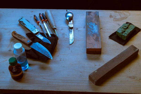 旧刀更新 有勺子的老刀刀具和工具 车间里的刀 从一个角度看顶视图 — 图库照片
