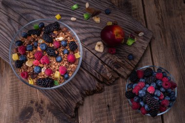 Böğürtlenler ve tahıllar ahşap bir zemine saçılmış. Kırsal tarzda kompozisyon. Alçakgönüllülük. Yukarıdan görüntüle.