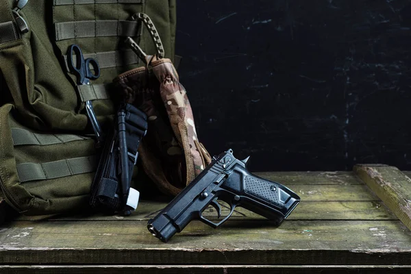 Пистолет Парамедики Военный Врач Пистолет Рюкзак Военном Ящике Темный Фон — стоковое фото