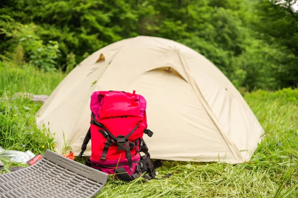 Röd Turist Ryggsäck Bakgrunden Ett Tält Camping Parken Turistutrustning Dagsljus — Stockfoto